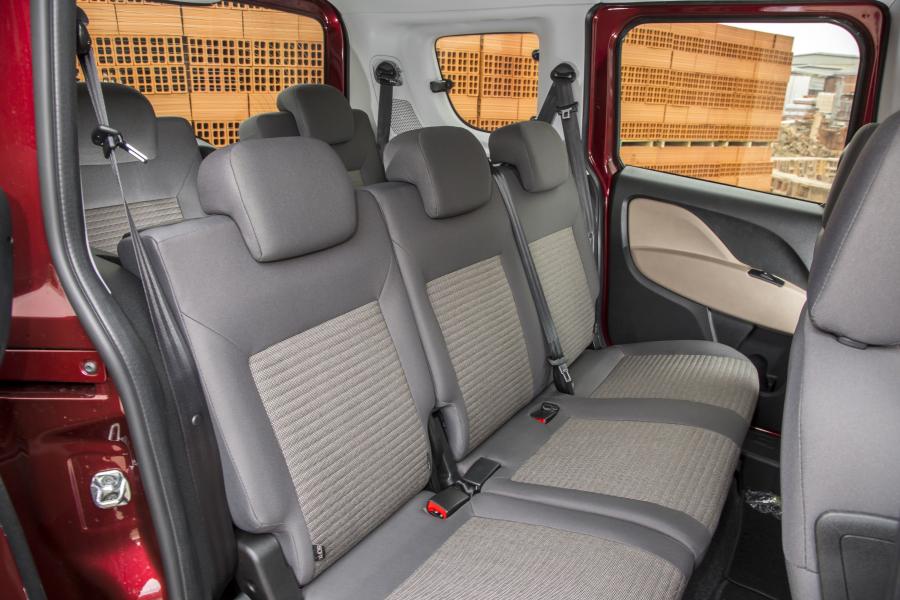 Интерьер Fiat Doblo (152) 2015 года  (фото 11 из 47)